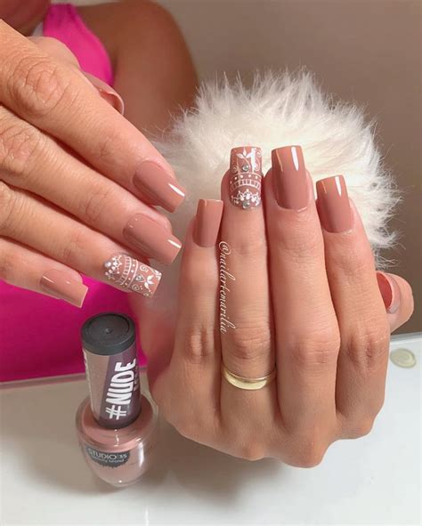 Elegancia en cada Detalle Explorando la Belleza de las Uñas Decoradas con Esmalte Nude