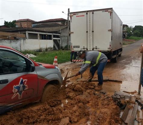 Tubula O De Gua Rompe E Forma Atoleiro Em Rua Na Zona Central De