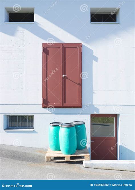 Vaten stock foto. Image of symbool, kleur, industrie - 104483582