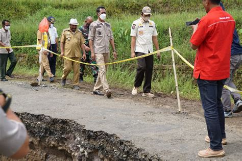 Tinjau Titik Longsor Di Sinjai Barat Bupati Asa Pastikan