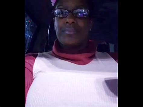 La milf de ébano Yuki Senpai recibe una polla a lo perrito en el baño de Walmart