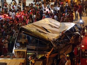 G1 IML identifica corpos de vítimas da queda de ônibus de viaduto no