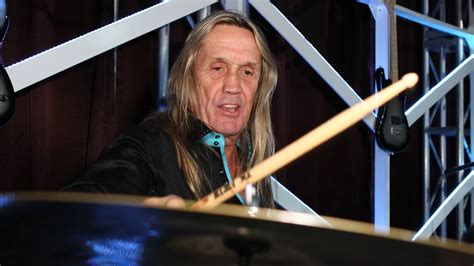 Nicko McBrain confiesa que ya no puede tocar clásico de Iron Maiden por