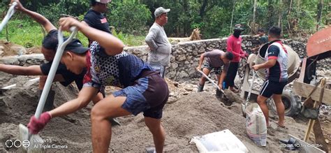 Anggota Satgas TMMD Lanjutkan Pengerjaan Talud Jembatan Salowarani