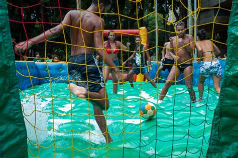 Futebol de sabão praticado por alunos da FAU USP durante a calourada