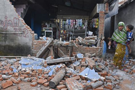 Puluhan Orang Meninggal Dan Ribuan Mengungsi Akibat Gempa Lombok