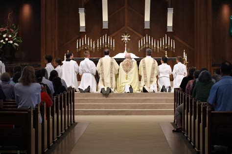 Thousands join in historic procession to accompany Jesus in the Blessed