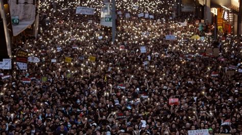 Hong Kong police begin to clear streets of protesters | CTV News