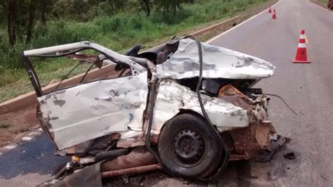 Carro se parte ao meio em acidente carreta no Médio Norte um morto