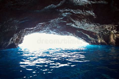 Montenegro De Cueva Azul La Luminosa Luz De La Entrada A La Cueva Con