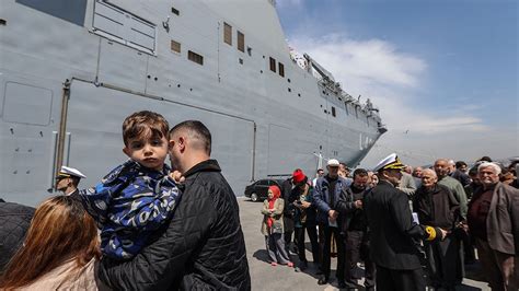 Türkiye nin en büyük askeri gemisi TCG Anadolu ziyarete açıldı Dünya