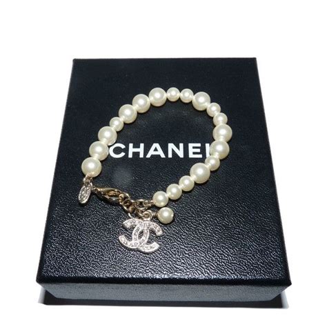 Depot Vente De Luxe En Ligne Chanel Bracelet En Perles Et Breloque CC