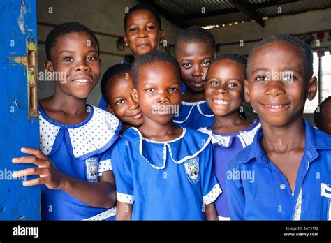 Estudiantes Con Uniformes Escolares En La Escuela Cat Lica San Mart N