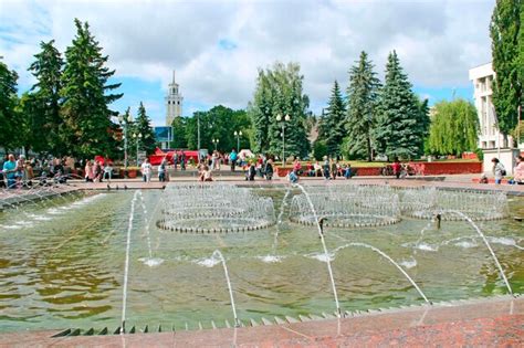 Premium Photo People Have A Rest In Gomel City Park With Fountains