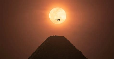 Photographer Lines Up Great Pyramid Moon And Airplane In One Epic