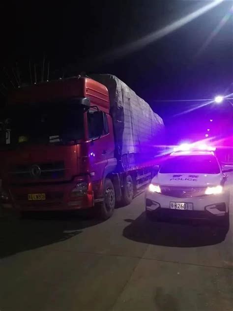 安陆警方“亮灯敲窗”，为夜间停靠大货车“守夜” 腾讯新闻