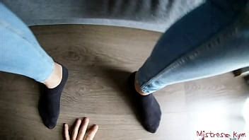 Adoración de femdom Mistress Kym calcetines y pies POV XVIDEOS