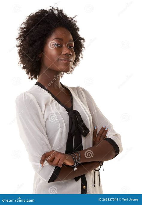 Mujer Negra Feliz Y Modelo Retrato De Una Persona Con Brazos Cruzados