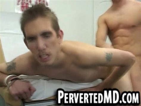 Estos dos sementales musculosos están follando en el consultorio del médico XVIDEOS