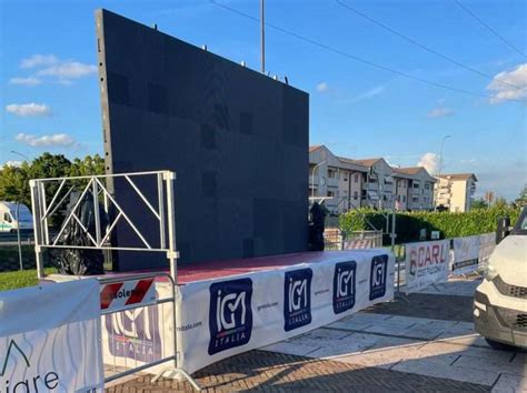 A Bussolengo Maxischermo In Piazza Del Grano Per Gli Europei Di Calcio