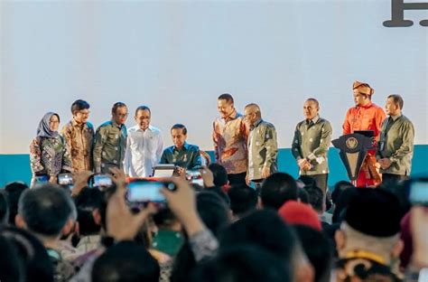 Dihadapan Presiden Bobby Nasution Terima Penghargaan Anugerah