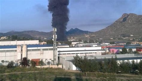 Un incendio arrasa por completo una fábrica de colchones en Yecla El