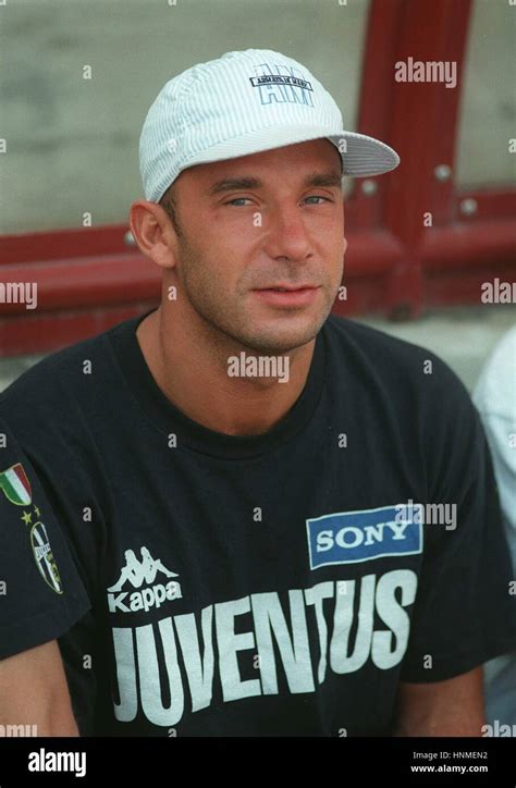 Gianluca Vialli Hi Res Stock Photography And Images Alamy