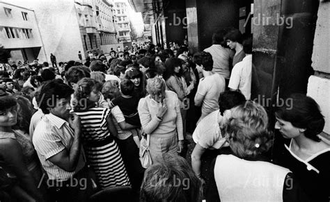 17-и септември 1982-ра година, София. Пред ЦНСМ гъмжи от кандидати за ...
