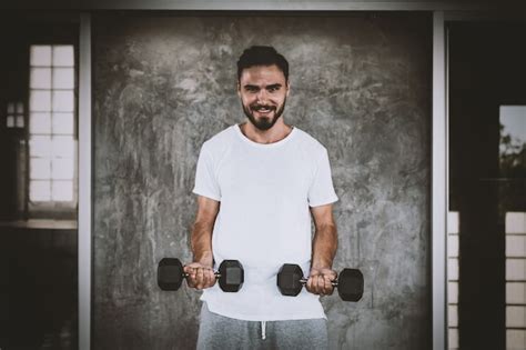 Los Hombres Del Primer Que Sostienen Sano Entrenamiento De La Pesa De