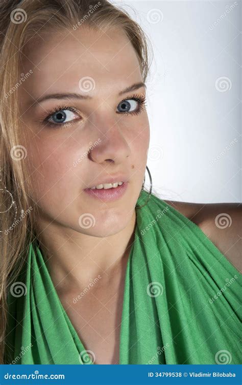 Retrato De Un Blonde Atractivo Joven Foto De Archivo Imagen De Modelo Maquillaje