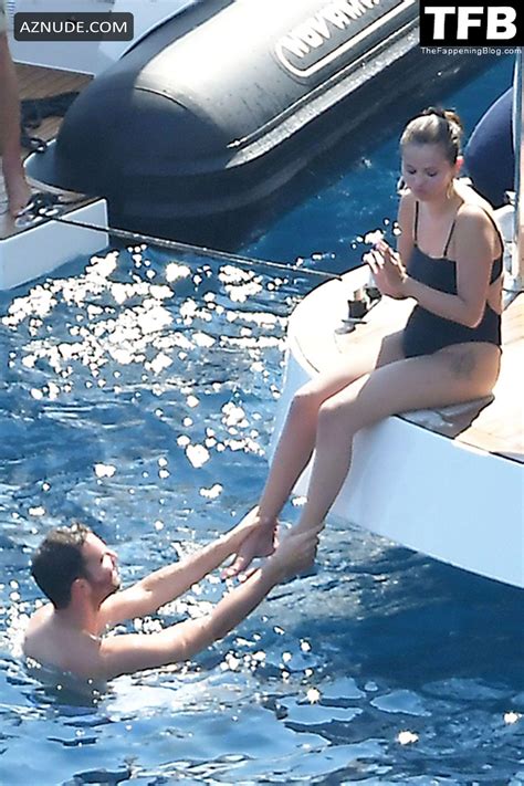 Selena Gomez Sexy Seen Flaunting Her Hot Bikini Body At The Beach In