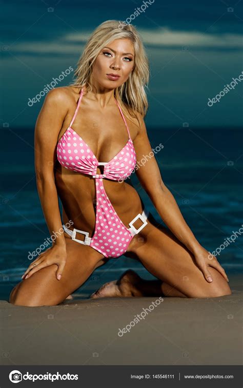 Sexy Strand Bikini Mädchen Stockfotografie lizenzfreie Fotos nickvango 145546111