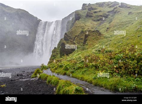 Cascade de skogafoss islande Banque de photographies et d’images à