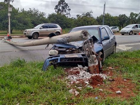 G Em Bras Lia Carro Colide Contra Poste E Motorista Sai Ileso