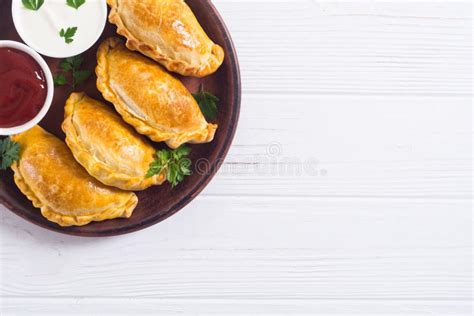 Empanadas Cozidos Latino Americanos Da Carne Com Molho Foto De Stock