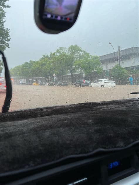 雨神狂炸！士林近東吳大學「淹半個輪胎高」 車直接泡黃泥水 Ettoday生活新聞 Ettoday新聞雲