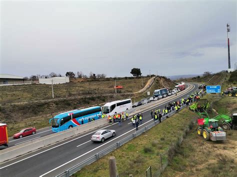 Agricultores em protesto em Macedo de Cavaleiros fecham A4 Rádio