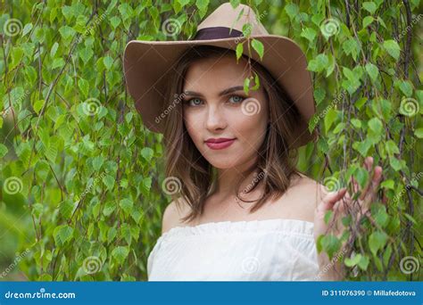 Modelo Femenino Joven De Brunette Adulta Sonriente Con Corte De Pelo Fresco Y Limpio De La Piel