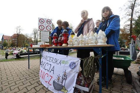 Niezwykła zbiórka na cmentarzu w Chorzowie Harcerska Akcja Znicz przy