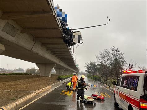 台61化學槽車自撞「懸空掛橋」！ 駕駛墜地傷重不治