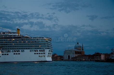 Cruise Ship Enters Giudecca Canal Stock Photo - Image of cruise ...