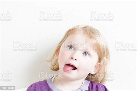 리틀 4 주행연수 늙음 금발 여자아이 메롱 아이에 대한 스톡 사진 및 기타 이미지 아이 주름 코 Istock