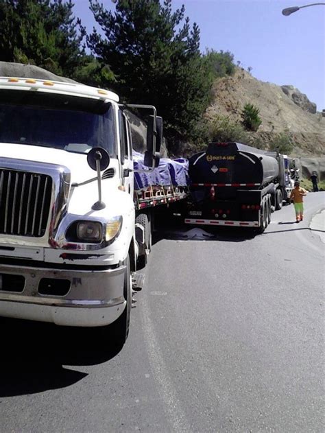 Emergencia química por volcamiento de camión en Cuesta Barriga