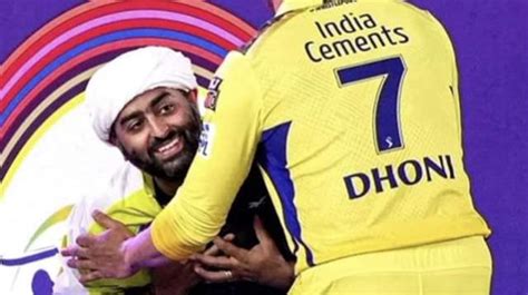 Arijit Singh S Gesture Of Touching M S Dhoni S Feet Has Stunned All Of Us