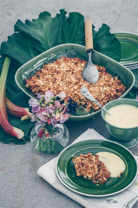 Smulpaj med rabarber och knäckigt täcke glutenfri Blomster Bakverk