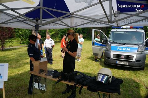 Policjanci Na Pikniku Profilaktycznym Biuro Ruchu Drogowego Komenda