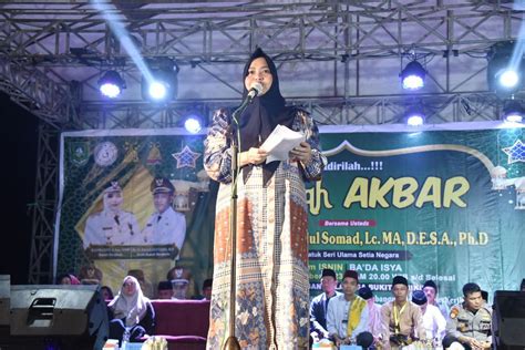 Bersama Masyarakat Bukit Kerikil Bupati Kasmarni Simak Tausiyah Tuan