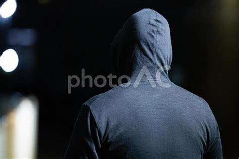 フードを被った怪しい男性の後ろ姿 No 25989885｜写真素材なら「写真ac」無料（フリー）ダウンロードok