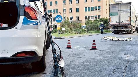 Genova investì e uccise una donna in monopattino al camionista un