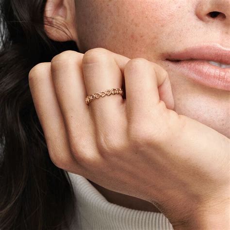 Pandora Ringe für Damen 180177 48 Dieser Gereihte Herzen Ring ist in